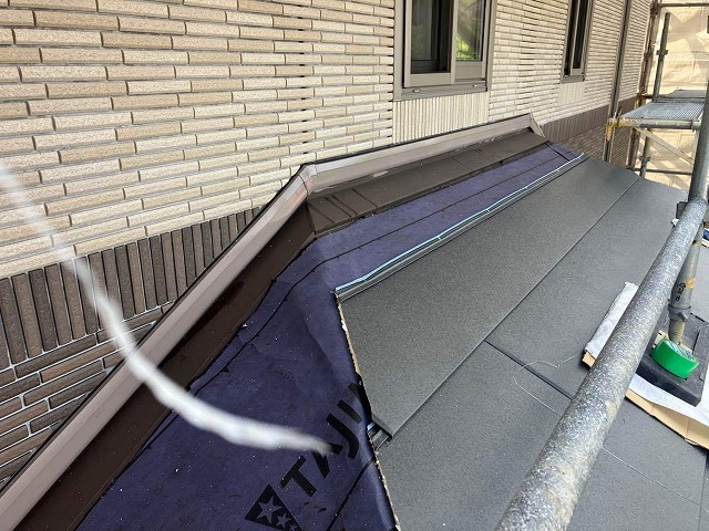 下屋根の壁との取り合い部分